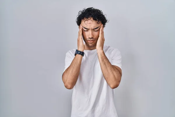 Hispanic Man Standing Isolated Background Hand Head Headache Because Stress — Foto de Stock