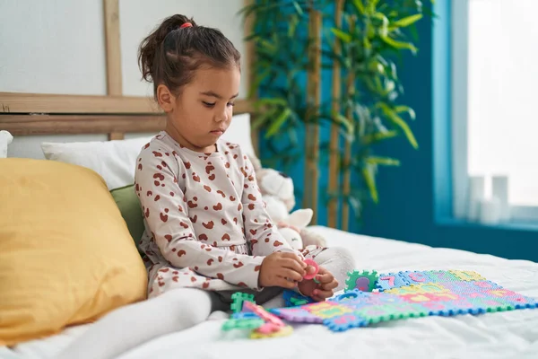Bedårande Hispanic Flicka Spelar Matematik Spel Sitter Sängen Sovrummet — Stockfoto