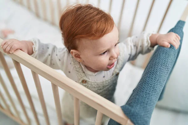 可愛いです赤毛幼児立ち上のクレードルでリラックスした式でベッドルーム — ストック写真