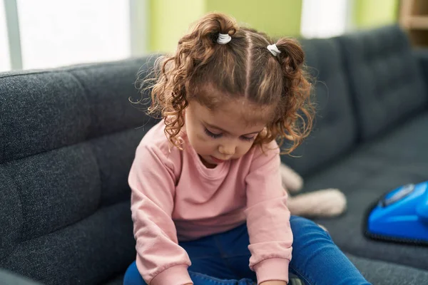 Αξιολάτρευτο Καυκάσιο Κορίτσι Κάθεται Στον Καναπέ Χαλαρή Έκφραση Στο Σπίτι — Φωτογραφία Αρχείου