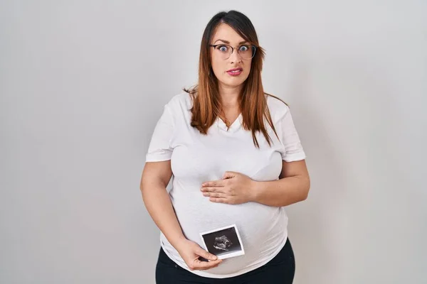 Kobieta Ciąży Trzyma Ekografię Dziecka Bez Pojęcia Zdezorientowana Ekspresja Koncepcja — Zdjęcie stockowe