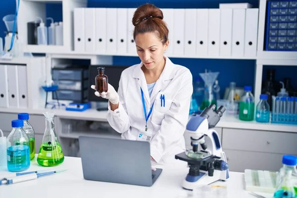Молода Жінка Науковець Використовує Ноутбук Тримає Пляшку Лабораторії — стокове фото