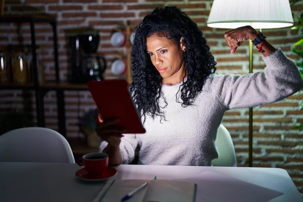 Middle Age Hispanic Woman Using Touchpad Sitting Table Night Strong — kuvapankkivalokuva