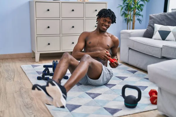 African American Man Smiling Confident Training Abs Exercise Home —  Fotos de Stock