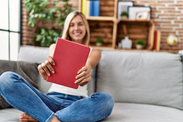 Young Blonde Woman Holding Book Sitting Sofa Home — Stock Photo, Image