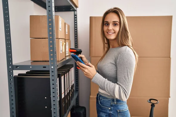 Young Blonde Woman Ecommerce Business Worker Scanning Packages Using Barcode — Stock Photo, Image
