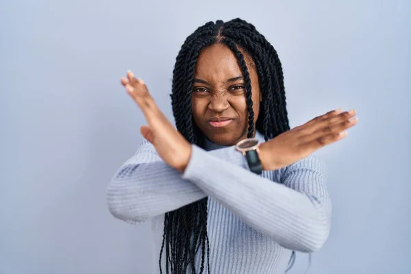 Африканская Американка Стоящая Синем Фоне Отрицательное Выражение Лица Скрещивание Рук — стоковое фото