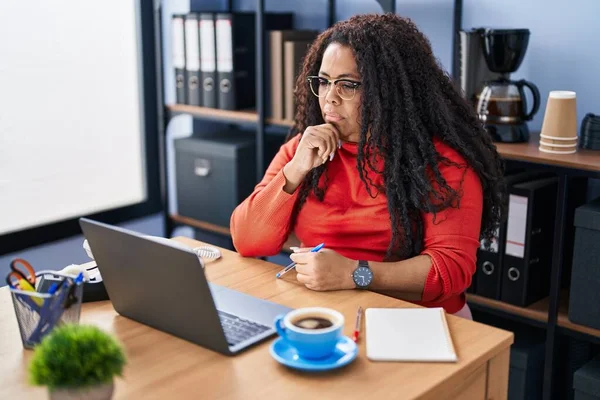 Afro Americano Donna Business Lavoratore Utilizzando Computer Portatile Che Lavorano — Foto Stock