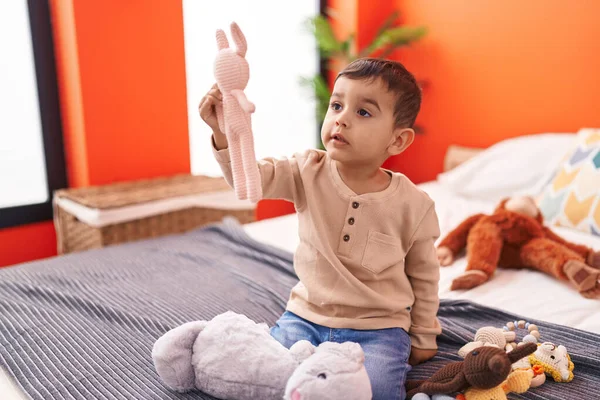 Очаровательный Латиноамериканец Играет Куклами Сидящими Кровати Спальне — стоковое фото
