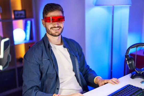 Young Caucasian Man Streamer Playing Video Game Using Virtual Reality — Foto Stock