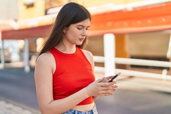 Mulher Branca Jovem Usando Smartphone Com Expressão Séria Rua — Fotografia de Stock