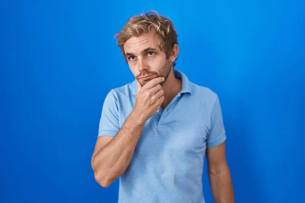 Caucasian Man Standing Blue Background Hand Chin Thinking Question Pensive — Stock Photo, Image