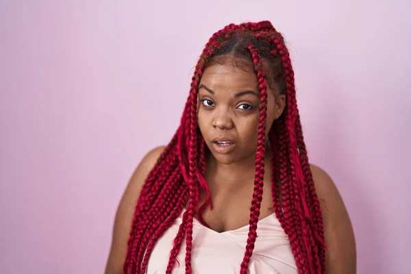 Pembe Arka Planda Saçları Örgülü Afro Amerikalı Bir Kadın Şok — Stok fotoğraf