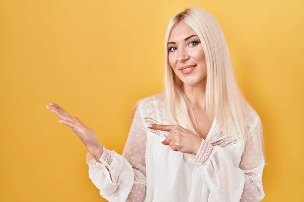Kavkazská Žena Stojící Nad Žlutým Pozadím Užaslá Usmívající Kamery Při — Stock fotografie