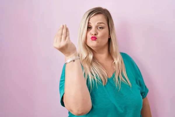 Caucasian Size Woman Standing Pink Background Doing Italian Gesture Hand — Stockfoto