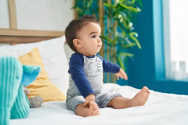 Liebenswertes Hispanisches Kleinkind Sitzt Schlafzimmer Auf Dem Bett — Stockfoto
