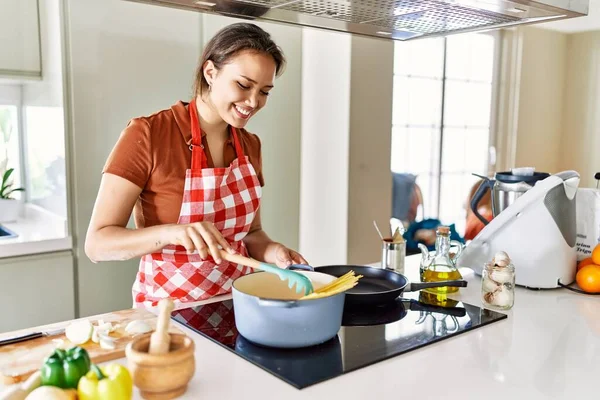 Young Beautiful Hispanic Woman Smiling Confident Cooking Spaghetti Kitchen — Zdjęcie stockowe