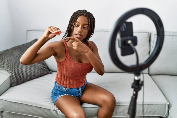 Νεαρή Αφροαμερικανή Γυναίκα Που Κρατά Εμμηνορροϊκό Κύπελλο Εγγραφής Βίντεο Φροντιστήριο — Φωτογραφία Αρχείου
