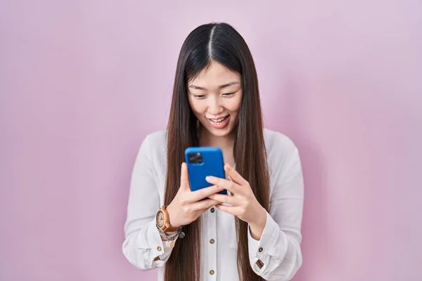 Chinese Young Woman Using Smartphone Typing Message Smiling Laughing Hard — Fotografia de Stock