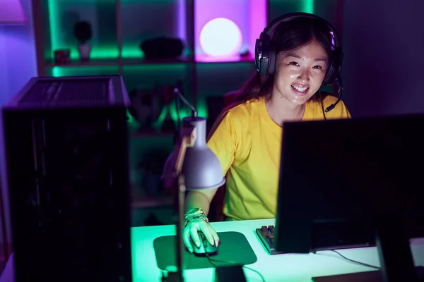 Oyun Odasında Bilgisayar Kullanarak Gülümseyen Çinli Kadın Flaması — Stok fotoğraf