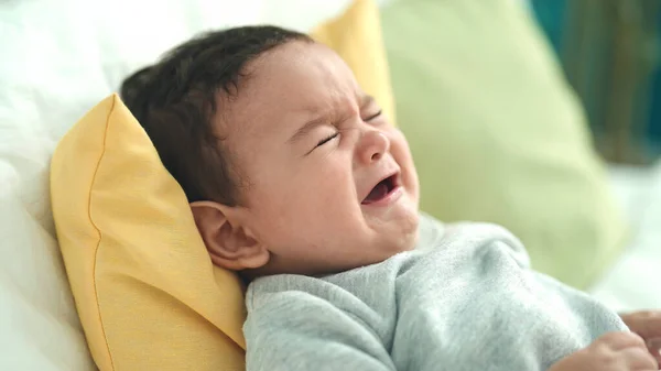 Αξιολάτρευτο Ισπανικό Μωρό Ξαπλωμένο Στο Κρεβάτι Κλαίγοντας Στην Κρεβατοκάμαρα — Φωτογραφία Αρχείου