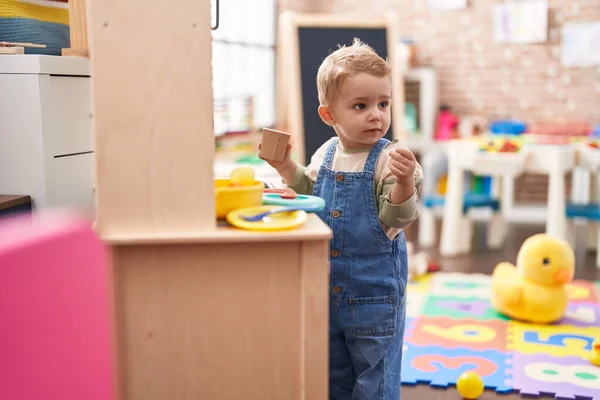 Adorable Niño Jugando Con Cocina Juego Pie Jardín Infantes —  Fotos de Stock