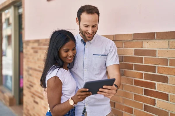 Man Woman Interracial Couple Standing Together Using Touchpad Street — Stockfoto