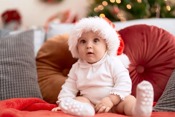 Liebenswertes Kleinkind Mit Weihnachtsmütze Sitzt Hause Auf Dem Sofa — Stockfoto