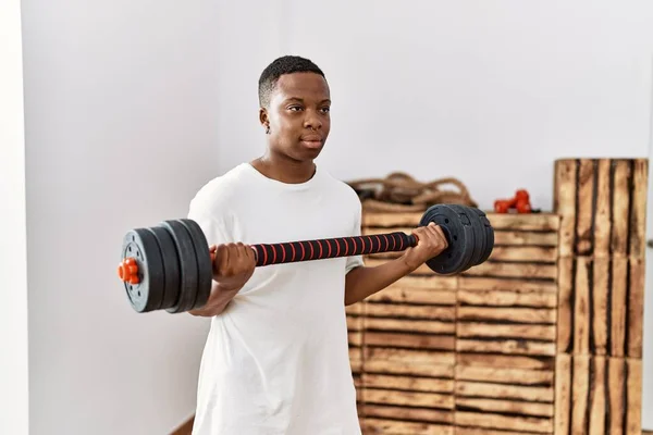 Genç Afrikalı Adam Spor Salonunda Dambıllarla Antrenman Yapıyor — Stok fotoğraf