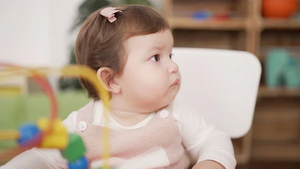 Liebenswertes Kleinkind Sitzt Kindergarten Tisch Und Spielt — Stockfoto