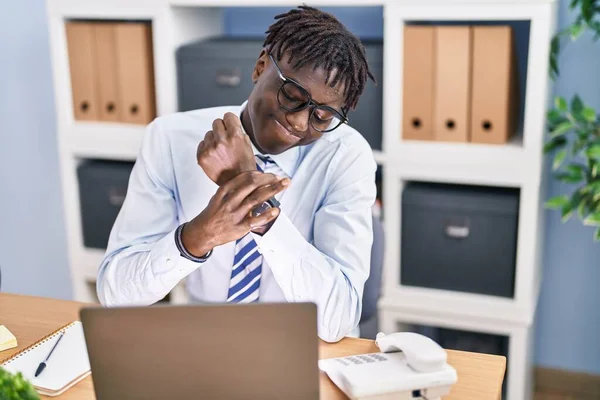 非洲裔美国男性商人在办公室用笔记本电脑忍受腕部疼痛 — 图库照片