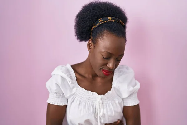 Afričanka Kudrnatými Vlasy Stojící Nad Růžovým Pozadím Rukou Břiše Protože — Stock fotografie