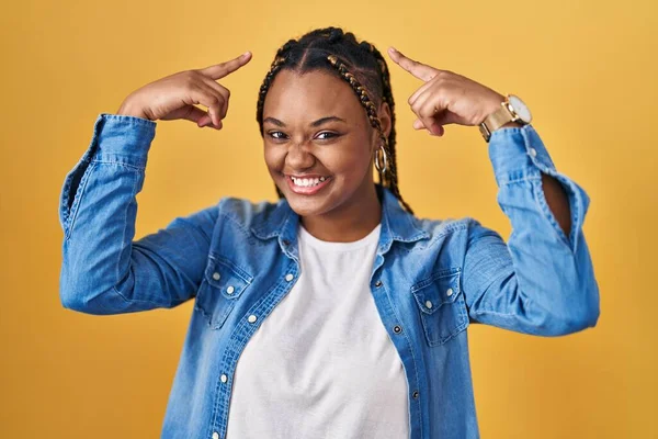 Afro Amerikaanse Vrouw Met Vlechten Staan Gele Achtergrond Glimlachen Wijzen — Stockfoto