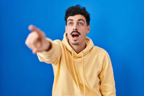 Hispanic Man Standing Blue Background Pointing Finger Surprised Ahead Open — Stock Photo, Image