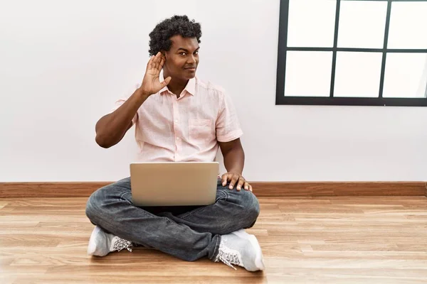 African Man Curly Hair Using Laptop Sitting Floor Smiling Hand — Stockfoto