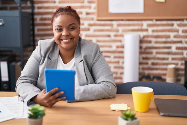 African American Woman Business Worker Using Touchpad Working Office — Stock Photo, Image