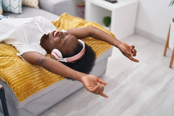 Африканская Американка Слушает Музыку Сидя Дома Диване — стоковое фото