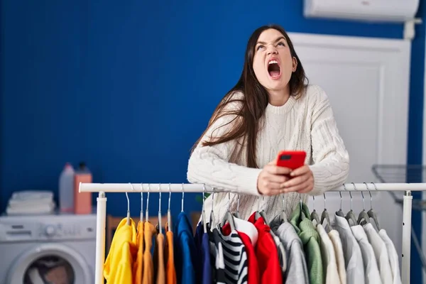 Jovem Morena Espera Roupa Usando Smartphone Irritado Louco Gritando Frustrado — Fotografia de Stock