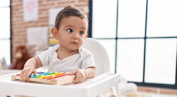 Förtjusande Latinamerikansk Bebis Som Sitter Barnstol Och Spelar Xylofon Dagis — Stockfoto