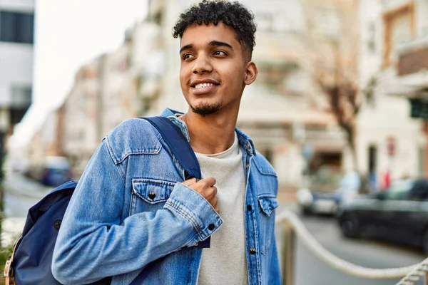 Hispanischer Junger Mann Lächelt Auf Der Straße — Stockfoto