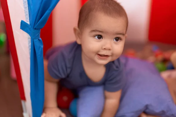 Adorable Niño Chino Sonriendo Confiado Sentado Dentro Tienda Circo Casa —  Fotos de Stock
