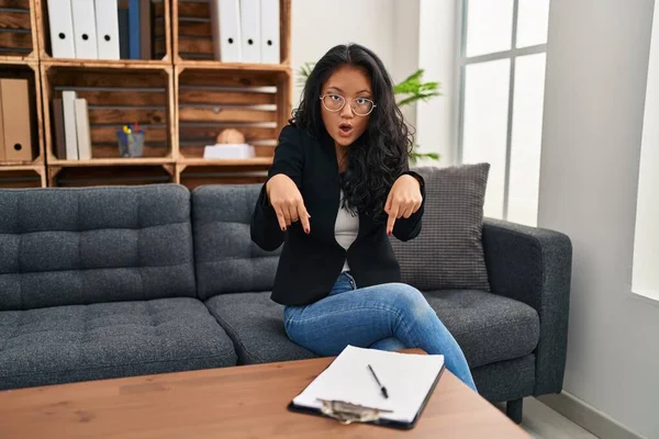 Young Asian Woman Consultation Office Pointing Fingers Showing Advertisement Surprised — Stock Photo, Image