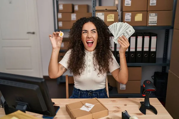 Młoda Latynoska Kobieta Pracująca Małym Biznesie Trzymająca Pieniądze Bitcoiny Wściekła — Zdjęcie stockowe