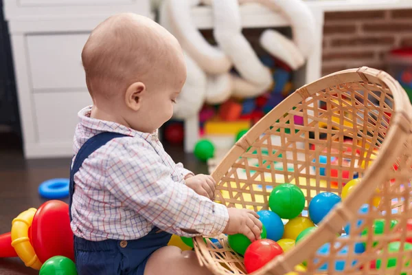 可爱的高加索婴儿在幼儿园的地板上玩球 — 图库照片