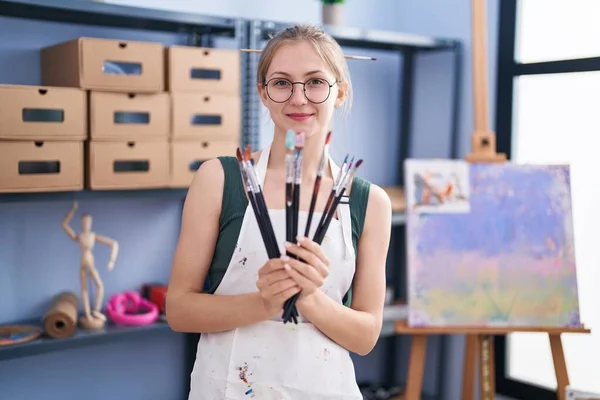Junge Kaukasische Künstlerin Lächelt Selbstbewusst Und Hält Pinsel Kunstatelier — Stockfoto