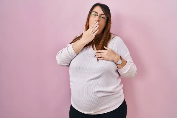 Pregnant Woman Standing Pink Background Bored Yawning Tired Covering Mouth — Stock Photo, Image