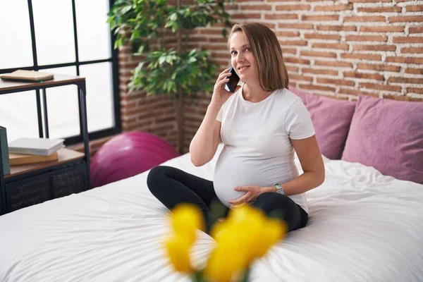 Νεαρή Έγκυος Γυναίκα Που Μιλάει Στο Smartphone Αγγίζοντας Την Κοιλιά — Φωτογραφία Αρχείου