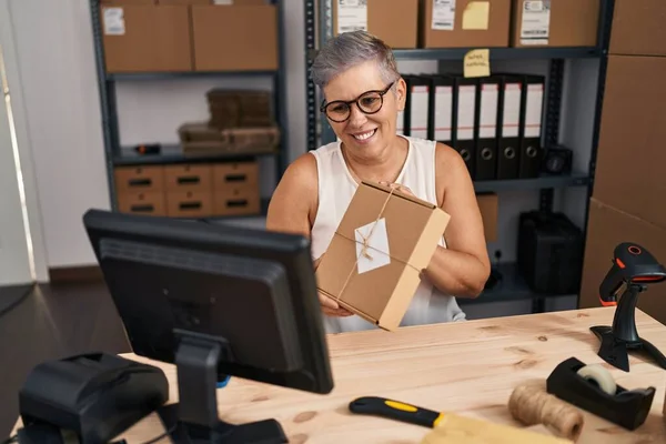 Medelålders Kvinna Handel Företagare Med Videosamtal Visar Paket Kontoret — Stockfoto