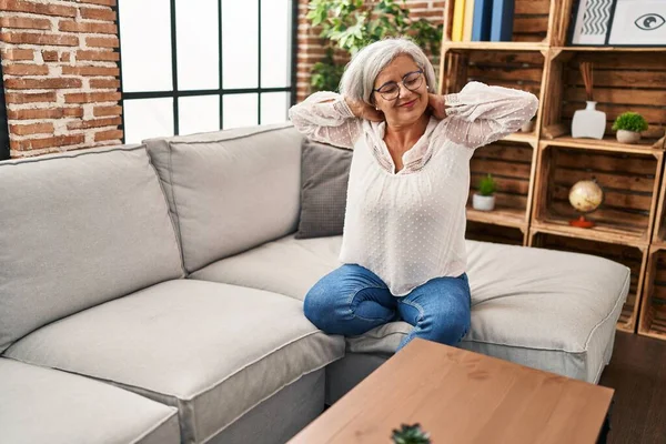 Frau Mittleren Alters Sitzt Auf Sofa Und Leidet Hause Unter — Stockfoto