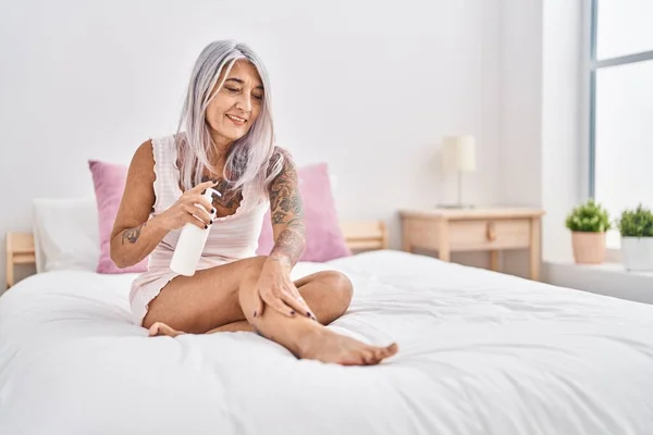 Middle Age Grey Haired Woman Smiling Confident Applying Lotion Skin — Stockfoto